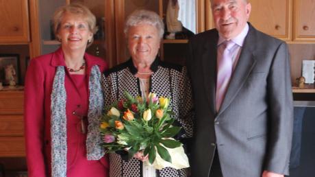 Hans und Finni Seidling durften vor ein paar Tagen ihre Diamantene Hochzeit feiern. Auch die Bürgermeisterin der Stadt Illertissen, Marita Kaiser (links), gehörte zu den Gratulanten. 
