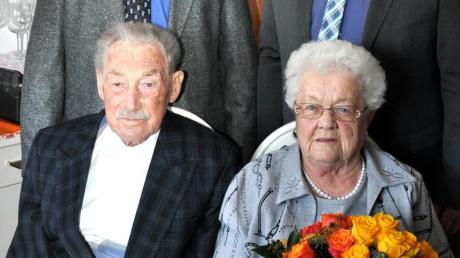 Das Ehepaar Erna und Josef Fischer hat das seltene Fest der Eisernen Hochzeit gefeiert. Zum Gratulieren kamen Bürgermeister Erwin Reiter (oben rechts) und sein Stellvertreter Willibold Graf.  
