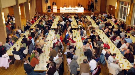 Sehr gut besucht war die Weikmann-Halle in Au bei der Podiumsdiskussion 2008. Die Redaktion der IZ hofft auch heuer auf „volles Haus“.  
