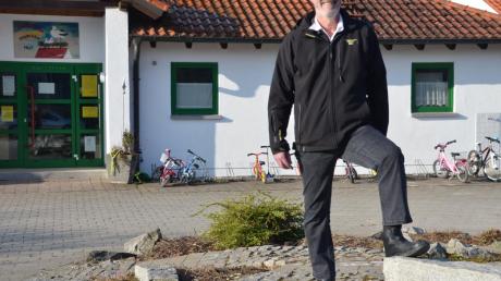 Gerhard Struve vor dem Kindergarten „Storchennest“ in Unterroth, einem Lieblingsplatz, dessen Pflege und Ausbau er sich zur Chefsache gemacht hat. 