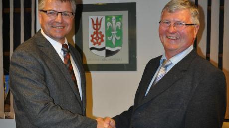 Stellvertretender Bürgermeister Georg Wohllaib (rechts) gratuliert Franz Grauer (links) zum überwältigenden Vertrauensbeweis.  
