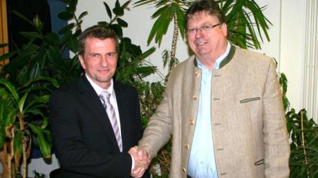 Der neue Bürgermeister heißt Michael Obst (links). Vorgänger Wolfgang Huber gratulierte. 
