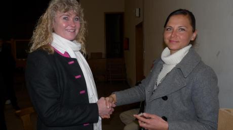 Gabriele Janowsky (links) gratulierte Susanne Schewetzky und verließ gleich darauf die Gemeindehalle. 
