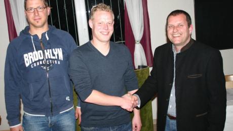 Wahlen beim Fußballverein Altenstadt. Unser Bild zeigt Thomas Dederichs, den neuen Sportleiter „Aktive“, Stefan Rau und den Vorsitzenden Uwe Landgraf.