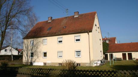 Ob das gemeindliche Wohnhaus an der Bachstraße 4 in Bellenberg grundlegend saniert wird, hat der Gemeinderat noch nicht entschieden. 