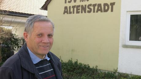 Ernst Wüst war beinahe 25 Jahre Vorsitzender des TSV Altenstadt. Am Sonntag gibt der 62-Jährige das Amt in jüngere Hände, will aber weiterhin tatkräftig mit anpacken. Zum Beispiel beim Ausbau von Turnhallenräumen. 