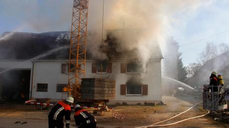 Beim Brand eines Hauses in Unterroth ist am Samstagnachmittag ein 80 Jahre alter Mann ums Leben gekommen. Brandfahnder der Kriminalpolizei ermitteln derzeit, warum es zu dem Feuer gekommen ist. 
