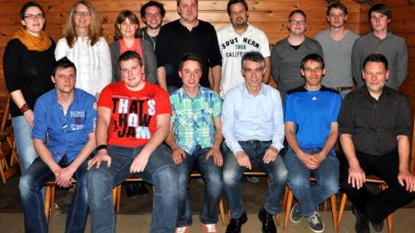 Das ist der neu gewählte Vorstand des FV Winterrieden um den bewährten Vorsitzenden Josef Müller (Dritter von rechts sitzend) und seinen neuen Stellvertreter Maximilian Popp (Dritter von links sitzend). 
