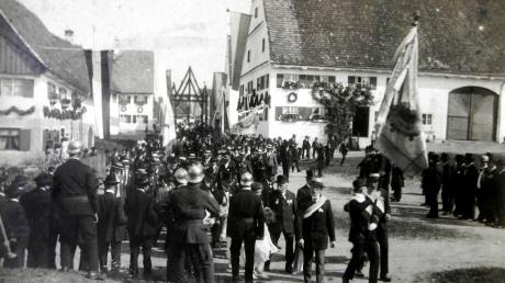 Auf eine lange Geschichte kann der Schützenverein Weinried zurückblicken. Das Bild entstand bei der Fahnenweihe des Vereins im Jahr 1929. 

