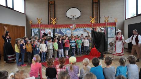 Gemeinsam mit den Akteuren der Kinderoper Bravissimo ließen die Kettershauser Vorschul- und Grundschulkinder die Kantate „Heil sei dem Tag“ durch die Schulturnhalle klingen.  

