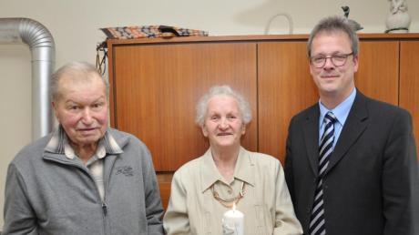 Bürgermeister Günther Fuchs gratulierte Monika und Josef Huber im Namen der Gemeinde zur Diamantenen Hochzeit. 
