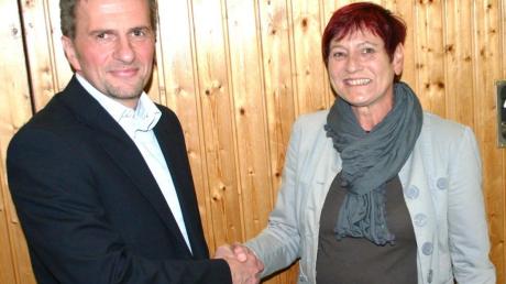 Gabi Grimm lenkt weiterhin die Geschicke des TSV Kellmünz. Unser Bild zeigt die einstimmig wiedergewählte Vorsitzende zusammen mit dem neuen Bürgermeister Michael Obst. 