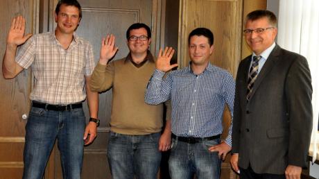 Bei der konstituierenden Sitzung des Gemeinderats Kirchhaslach vereidigte Bürgermeister Franz Grauer (rechts) die neuen Gemeinderäte (von links) Anton Goßner junior, Tobias Wohllaib und Johannes Weigele. 
