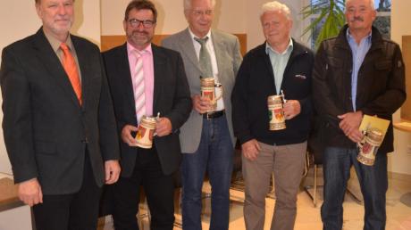 VG-Vorsitzender Roland Biesenberger (von links) verabschiedet seinen ausgeschiedenen Stellvertreter und Ex-Bürgermeister Erwin Reiter sowie die ehemaligen VG-Mitglieder Thomas Dietrich, Willy Weiske und Horst Jehle. 