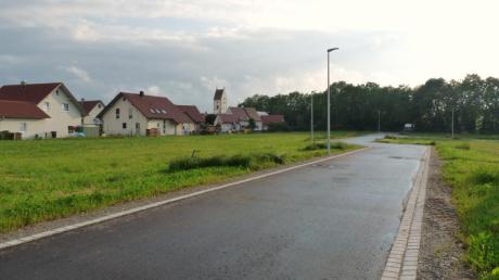 Der Gemeinderat hat den Verkaufspreis für die Grundstücke im Baugebiet „Kirchenäcker“ neu festgesetzt. Das Bild zeigt einen Teil des Baugebiets am Ortsrand von Kettershausen. 
