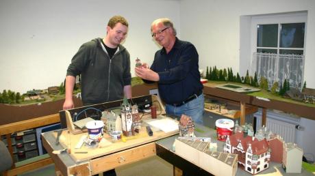 Da wird fleißig gebaut! Unser Bild zeigt Tobias Sailer (links) und Hans-Jürgen Peters in der Modellbau-Werkstatt im Bellenberger Bahnhof. Zwischendurch werden die Mikromodelle getestet.  
