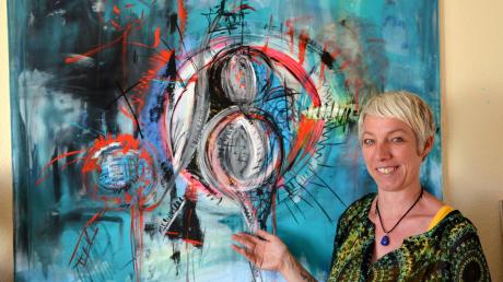 Unser Bild zeigt Kunsttherapeutin Angelika Schiefele vor einem ihrer Werke, das sie im Rahmen einer Kontinuitätsübung mit den zwölf Ängsten als Biografiearbeit absolviert hat. 
