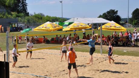 Bei sommerlichen Temperaturen bildete das Beachvolleyball-Turnier einen weiteren Höhepunkt des Sonnwend-Wochenendes in Winterrieden. 
