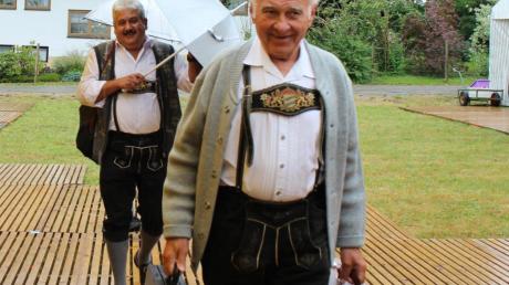 Auch die Musiker der Seniorenkapelle Schießen kamen gut geschützt unter ihren weißen Regenschirmen zum Festzelt nach Christertshofen. 
