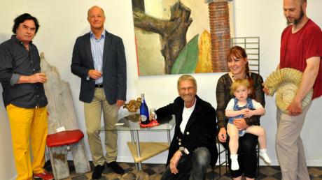 Das sind die Beteiligten der Ausstellung „Wohnsinn“: (von links) der Krumbacher Galerist Sigurd Rakel, Siegfried Wagner, Galerist Joachim Herzer sowie das Ehepaar Annette und Christian Köstenbauer mit Tochter Nila. 
