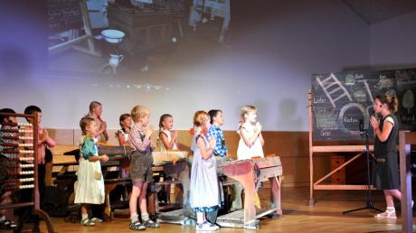 Schulfest in Oberroth mit der Aufführung „Schule im Wandel“: So sahen Klassenzimmer sowie die Schülerinnen und Schüler zu Omas Zeiten aus. 

