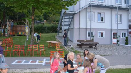 Vor der renovierten Grundschule Osterberg lässt es sich gut feiern. Vom Verkauf selbst bemalter Stühle (im Bild) sollen Projekte finanziert werden. 