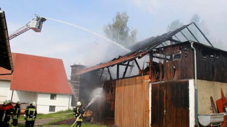 Die Halle ist nahezu ausgebrannt. Den Feuerwehren ist es aber gelungen, die benachbarten Gebäude des Bauernhofes in der Ortsmitte von Greimeltshofen zu schützen. Das Feuer war am Samstag gegen 10 Uhr ausgebrochen. 
