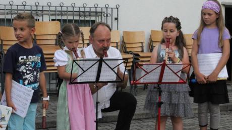 Rupert Maierl, der musikalische Leiter der Musikausbildung im Rothtal, hier mit den jüngsten Flötenspielerinnen bei der „Sommerserenade“ in Aktion.  
