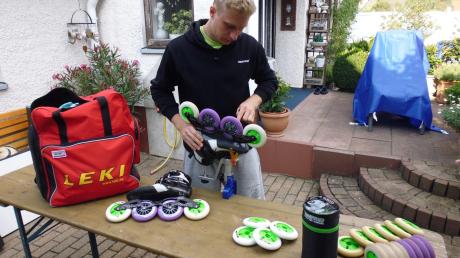 Eine gute Vorbereitung ist alles: Manuel Zörlein aus Vöhringen beim Präparieren seiner Skates mit verschiedenen Rollentypen und -sätzen.  
