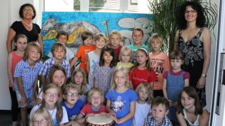 Die jungen Künstler aus dem Kindergarten Ritzisried und Schüler der Klasse 2b präsentierten ihr Bild in der Bucher Sparkasse. 

