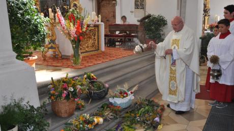 Mit Weihwasser und Gebet segnete Pfarrer Joachim Dosch die Kräuterbüschel, die heuer auf Einladung des Katholischen Frauenbunds Kirchhaslach gemeinsam gebunden wurden. 
