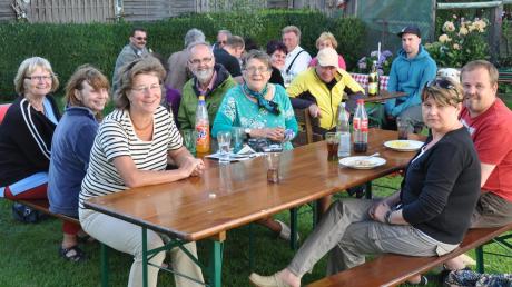 Bei einem Grillfest im Garten der Familie Steck in Herretshofen – in der Mitte Gerlinde Steck – feiern die Mitglieder der MS-Selbsthilfegruppe Babenhausen und Umgebung das zehnjährige Bestehen ihrer Gemeinschaft.