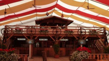 Um den Besuchern beim Blasmusikcup Platz zu bieten, wurde neben dem Weinrieder Musikantenstadl ein großes Zelt mit Balkon aufgestellt. 
