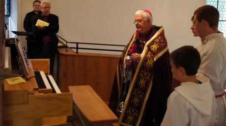 Weihbischof Johannes Kreidler vor der neuen Orgel in der Agatha-Kirche in Illerzell. Er hat sie während eines Festgottesdienstes geweiht. 
