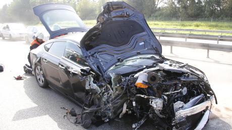 Nachdem ein Audi einem Sattelschlepper nicht mehr ausweichen konnte, rammte er ihn von hinten. Dabei wurde das Auto zerstört und seine Insassen verwundet. Vor allem die Beifahrerin wurde dabei schwer verletzt.