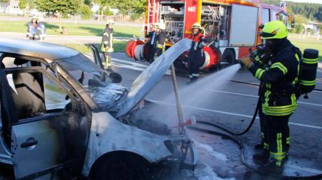 Dieser Autofahrer schaffte es noch auf einen Parkplatz, als er merkte, dass sein Auto brennt.