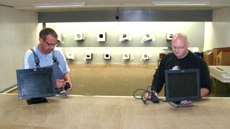 Das Schützenheim ist bald fertig. Thomas Sailer (links) und Dieter Baisch montieren die ersten Flachbildschirme für die elektronische Schießanlage.