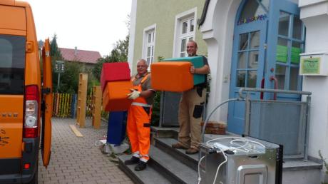 Flott ging das Ausräumen des Filzinger Kindergartens durch die Mitarbeiter des Altenstadter Bauhofs (hier im Bild Winfried Hauk und Michael Häfele) vonstatten. 