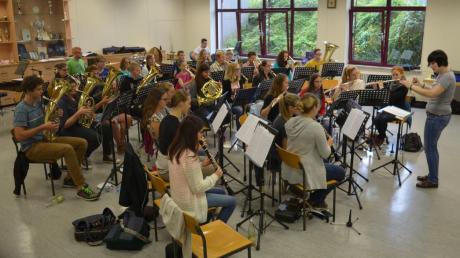 Unter Leitung von Daniela Czech probten die 32 jungen Musiker des Jugendbezirksorchesters ein Wochenende lang für den Auftritt in Vöhringen. 