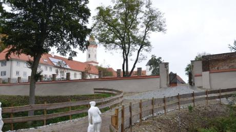 Diesen Blick hat, wer vom 3000 Quadratmeter großen Platz, wo einst das Schloss war und heute der Pavillon steht, in den Schlossgarten mit Vorburg geht. 