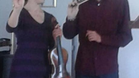 Diana Tishchenko erklärt Nicolas Hupfer, Geigenschüler am Kolleg, wie der Bogen zu halten ist.  
