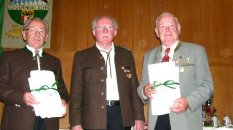 60 Jahre Schützengau Iller/Illertissen mit Ehrung der Gründungsmitglieder (von links): Paul Nothelfer, Gauschützenmeister Georg Nothelfer und Xaver Reisser. 