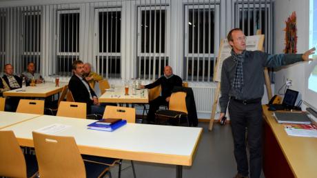 Bei einem Informationsabend über Energiezukunft und Klimaschutz stellte Hans-Jörg Barth vom Energiezentrum Allgäu (Eza) die Leitziele, Aktivitäten und die Ergebnisse des Klimaschutzprojektes vor. 
