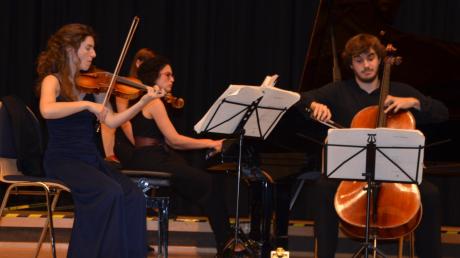 Zum Abschlusskonzert in der Festhalle in Illertissen das „Trio Karénine“, von links: Anna Göckel mit Geige, Paloma Kouider am Flügel sowie Louis Rodde mit Violoncello. Sie begeisterten einen ganzen Abend mit ihrer Musik.  
