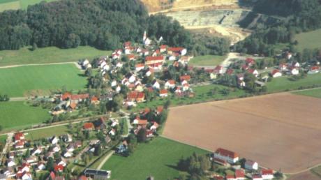Untereichen (ein Luftbild) und die Geschichte seiner Häuser. Zusammengetragen hat sie Josef Mayer. 