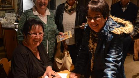 Waltraud Mair (links), schwäbische Autorin aus dem Ostallgäu, hat in Unterroth mit ihren Alltagsgeschichten begeistert. Auf unserem Bild signiert sie ein Buch für Zuhörerin Helga Baur aus Jedesheim.