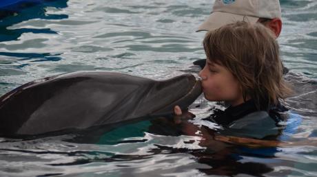 Vom Delfin geküsst: Anastasia Weiss und ihr Therapiedelfin haben eine Beziehung zueinander aufgebaut. Auf Curacao leben Delfine in natürlicher Umgebung und sind deswegen umso hilfreicher für die Patienten. 