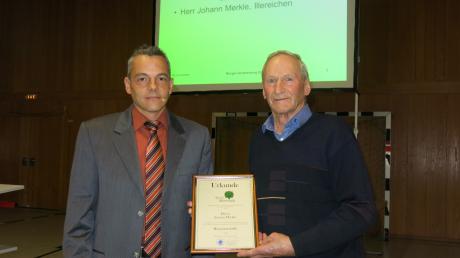Bürgermeister Wolfgang Höß hat Hans Merkle (rechts) aus Illereichen die Bürgermedaille des Marktes Altenstadt verliehen