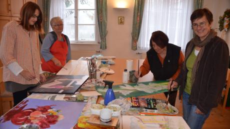 Karin Hupfauf, Evi Schindler, Anna Vogt, Luise Walser (von links) verwandeln einmal in der Wochen den Frauenbundraum im Pfarrheim Unterroth in ein Maler-Atelier. 