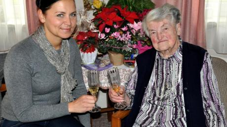 Josefa Dorer, älteste Bürgerin Kettershausens, hat ihren 95. Geburtstag gefeiert. Bürgermeisterin Susanne Schewetzky stieß mit ihr an. 
